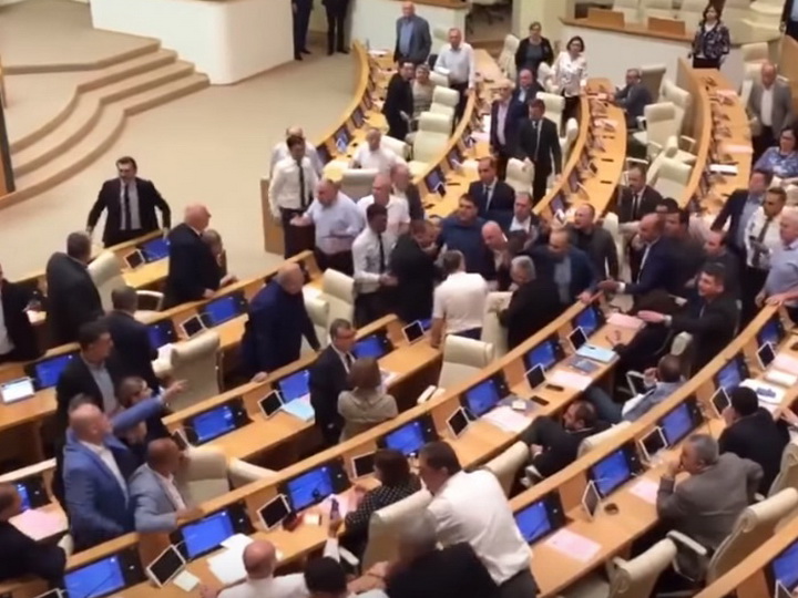 Драка в парламенте Грузии: видео противостояния - ВИДЕО